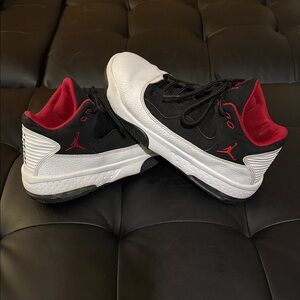 Air Jordan Max Aura 2 Black and White Size 7Y